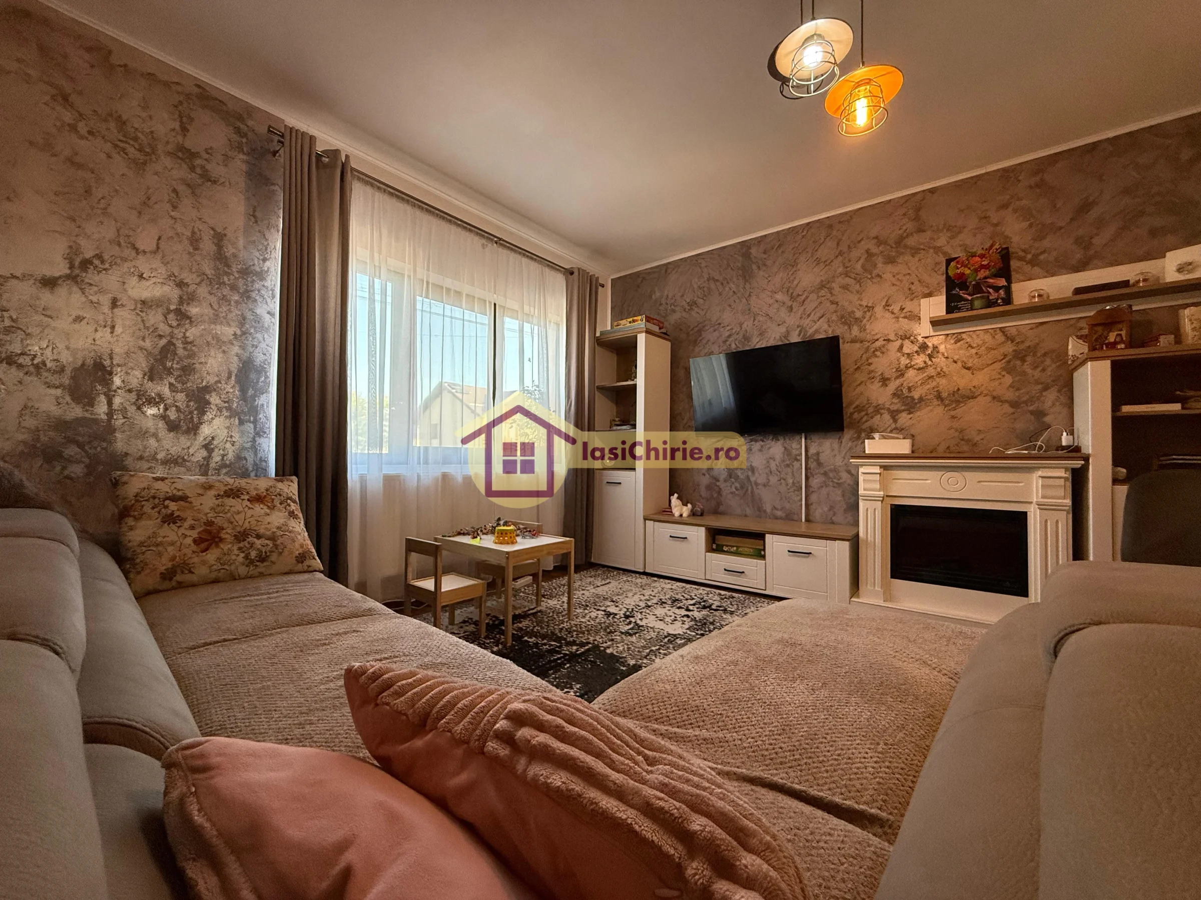 Casa de vanzare cu 4 camere in Iasi, zona Valea Lupului - poza 1
